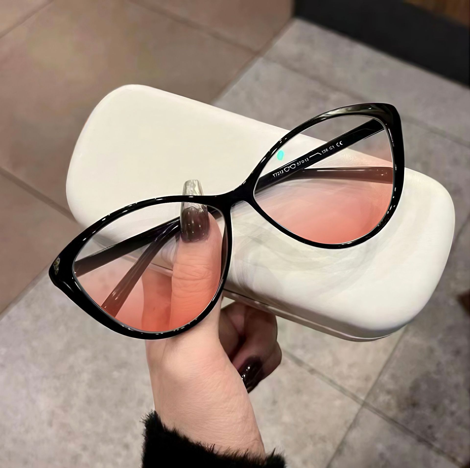 Street Fashion Pose - European and American retro cat eye