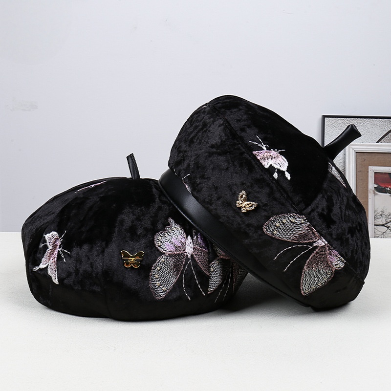 Fashionable Butterfly Embroide - đánh giá và giá Street Fashion Pose