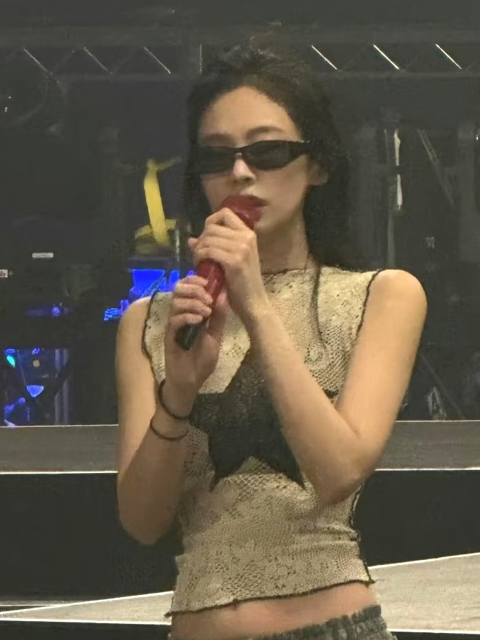 Jennie Concert Vintage Small F - đánh giá và giá Street Fashion Pose